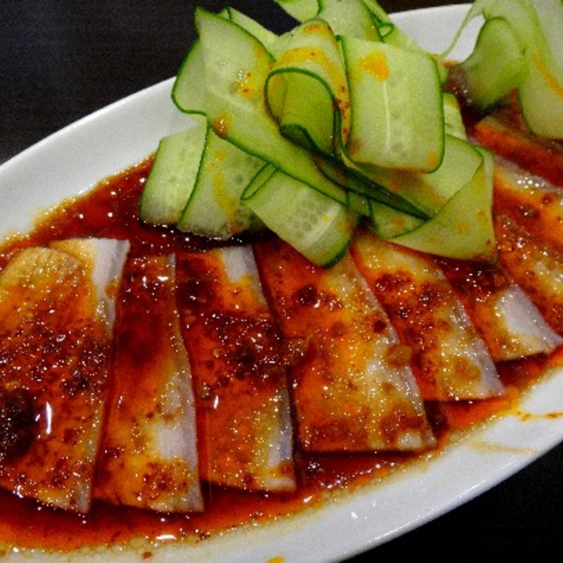 薄切り蒸し豚肉の薬味ソースがけ(松の樹)