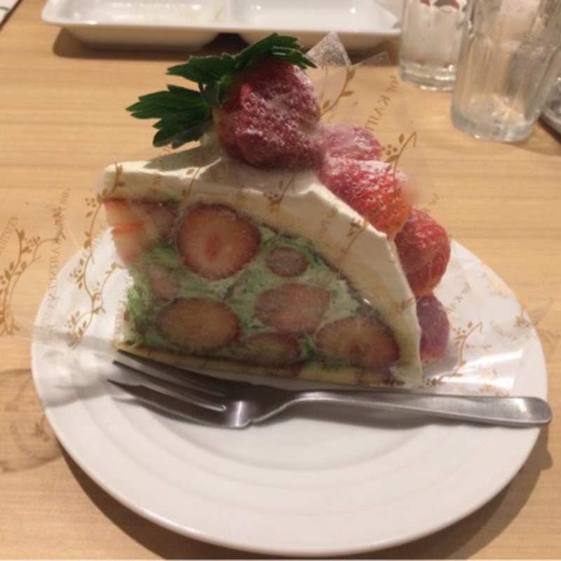 いちごとピスタチオのズコット(果実園 リーベル 新宿店)