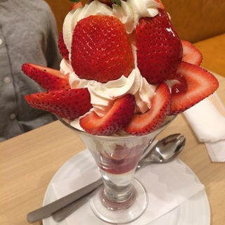 ストロベリーパフェ(果実園 リーベル 新宿店)