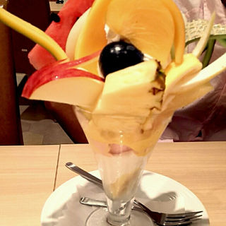フルーツパフェ(果実園 リーベル 新宿店)