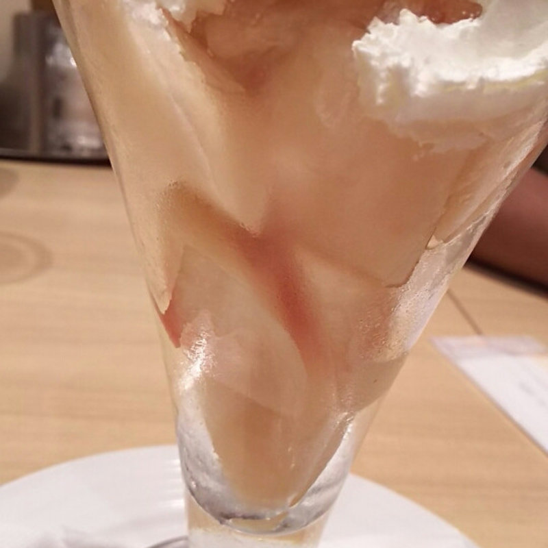 季節のパフェ　桃(果実園 リーベル 新宿店)