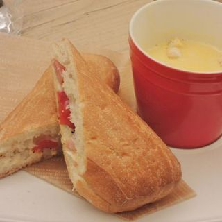 モルタデラハムとカマンベールチーズのサンドイッチ(森の間CAFE　iGATE IKEUCHI daisetsu )