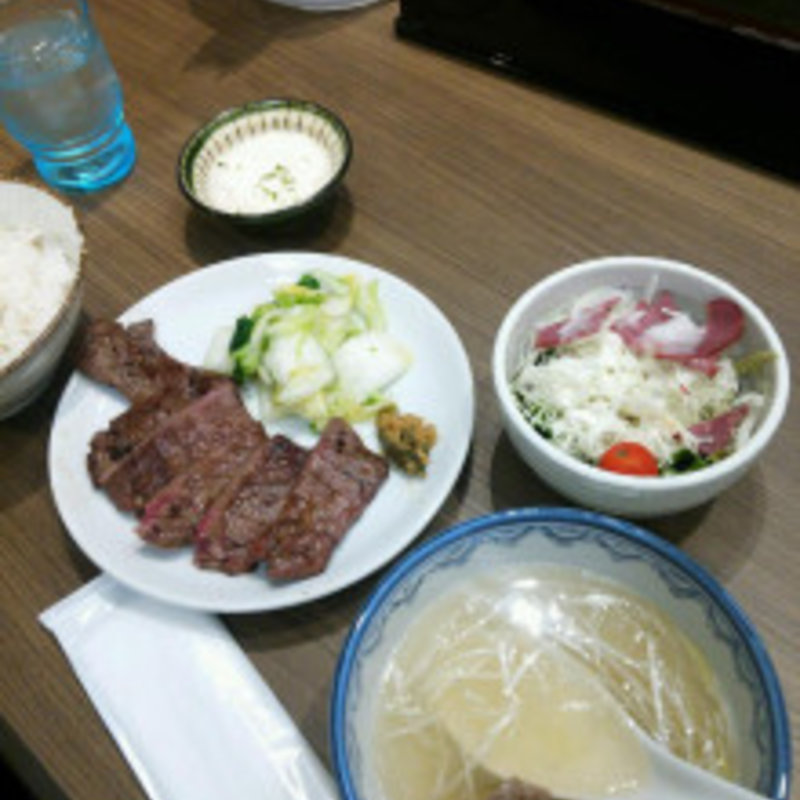 牛タンサラダ定食(森商店 イオンモール京都桂川店 )