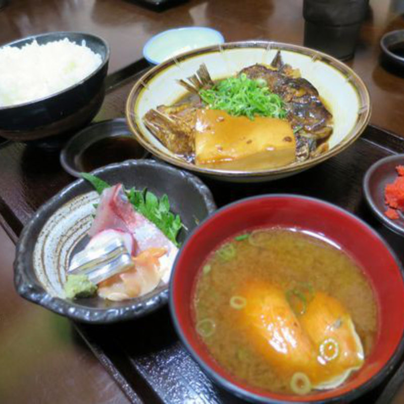 漁師の日替り定食（ごはん大盛り）（鯛アラ煮とお刺身）(楓 （カエデ）)