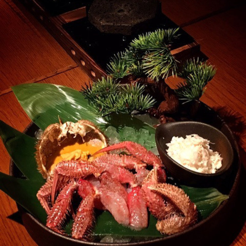北海道産　活け毛ガニ　刺身と炙り　～雲丹とかに味噌のソース～(橙家 新宿店)