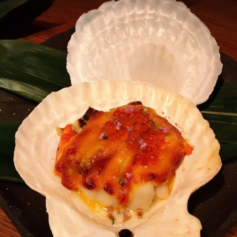 大ホタテの黄金焼き　いくら添え(橙家 新宿店)