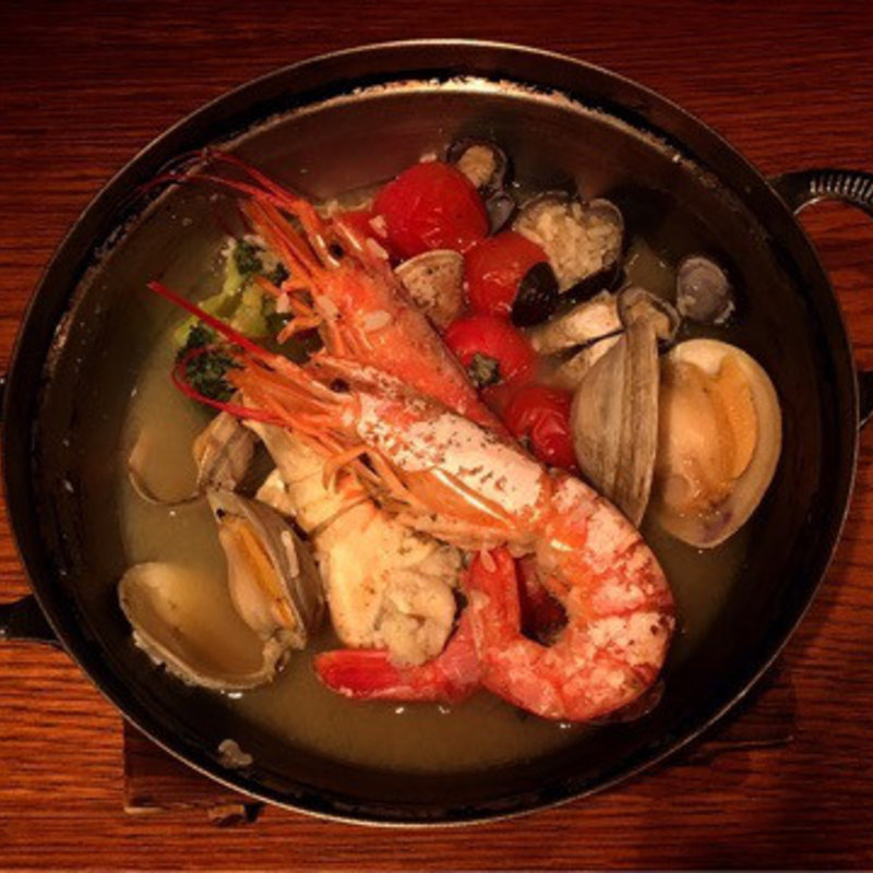 海老・蟹・貝の海鮮とトマトのワイン蒸し(橙家 新宿店)