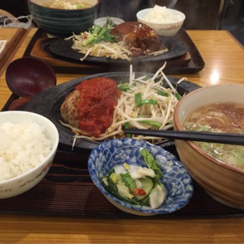 ハンバーグ(武州うどんあかね&みどりダイニング)