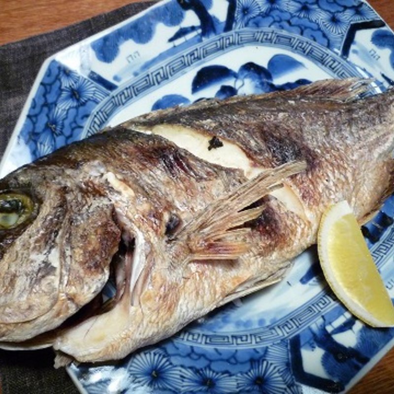 夕食  おかしら付きの鯛の塩焼き(民宿 かいとく丸（かいとくまる）)