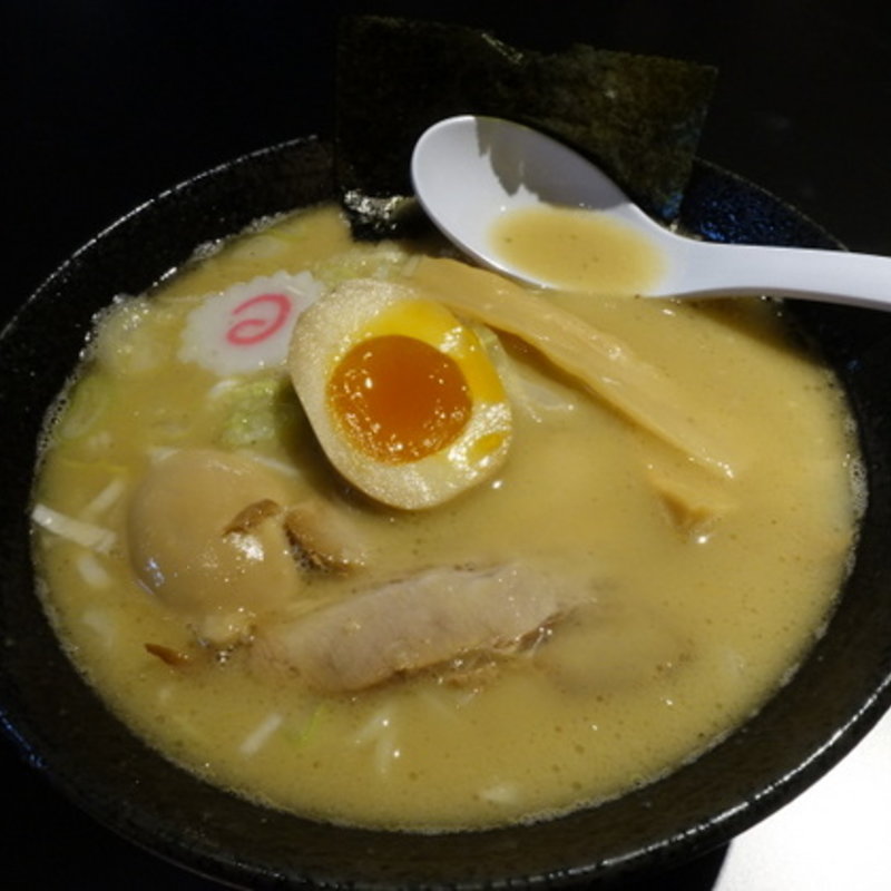 鶏白湯ラーメン味玉入り(気むずかし家)
