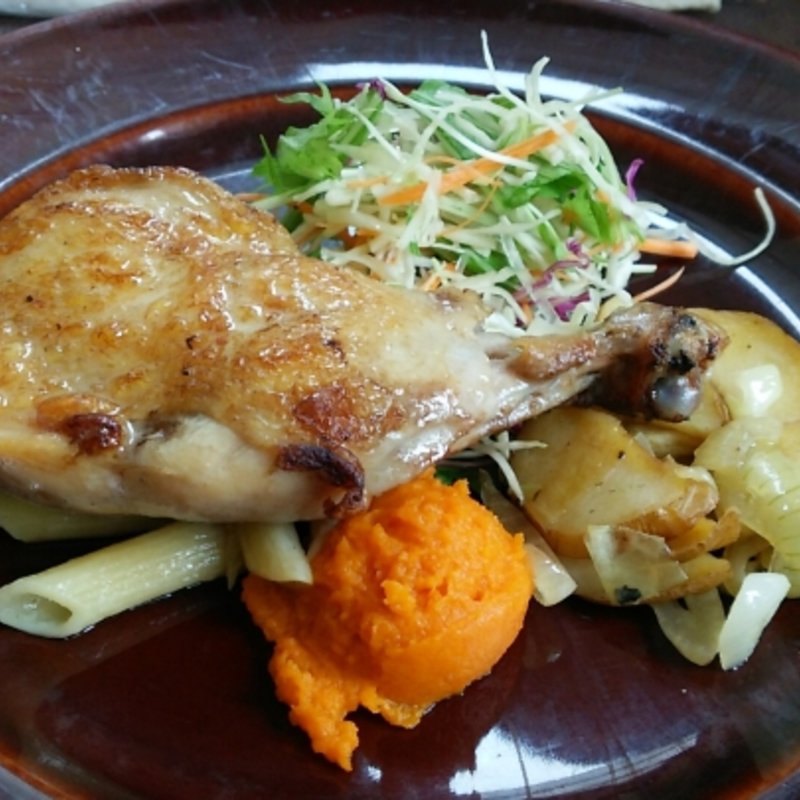 骨付き鶏もも肉のガーリックロースト(水呑カフェボヌー)