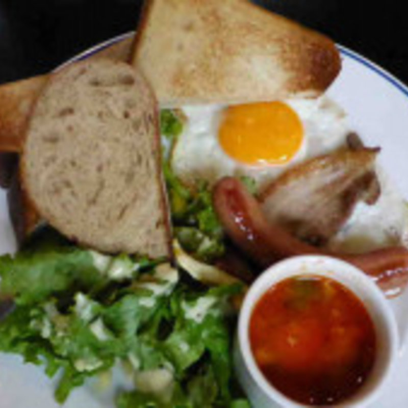 厚切りトーストとソーセージ＆ベーコンエッグ(沢村 （SAWAMURA）)