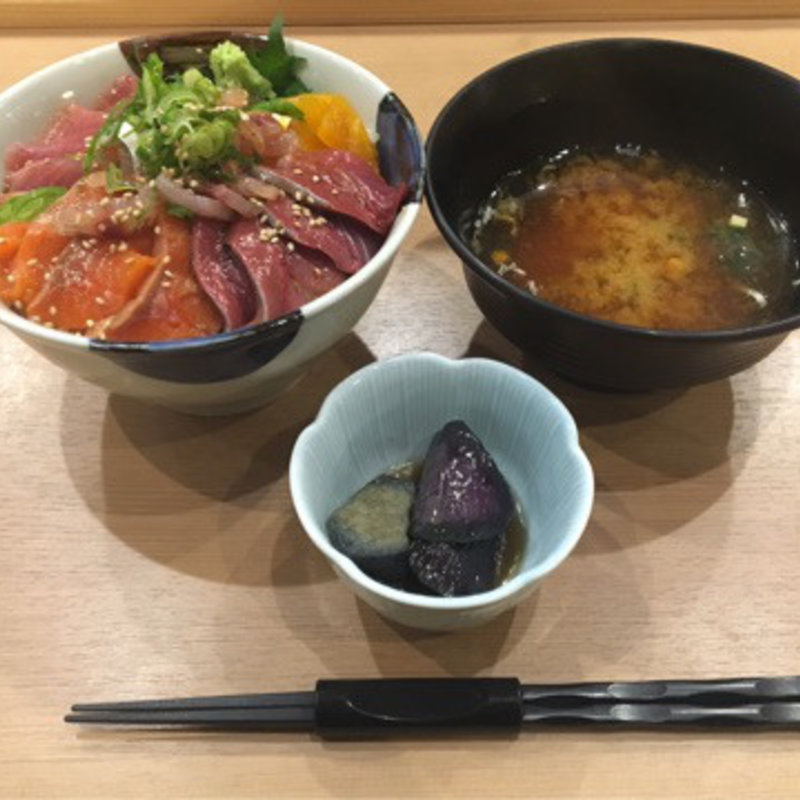 4色ランチ丼（ばちまぐろ・あじ・天然ぶり・サーモン）(沼津海いち)