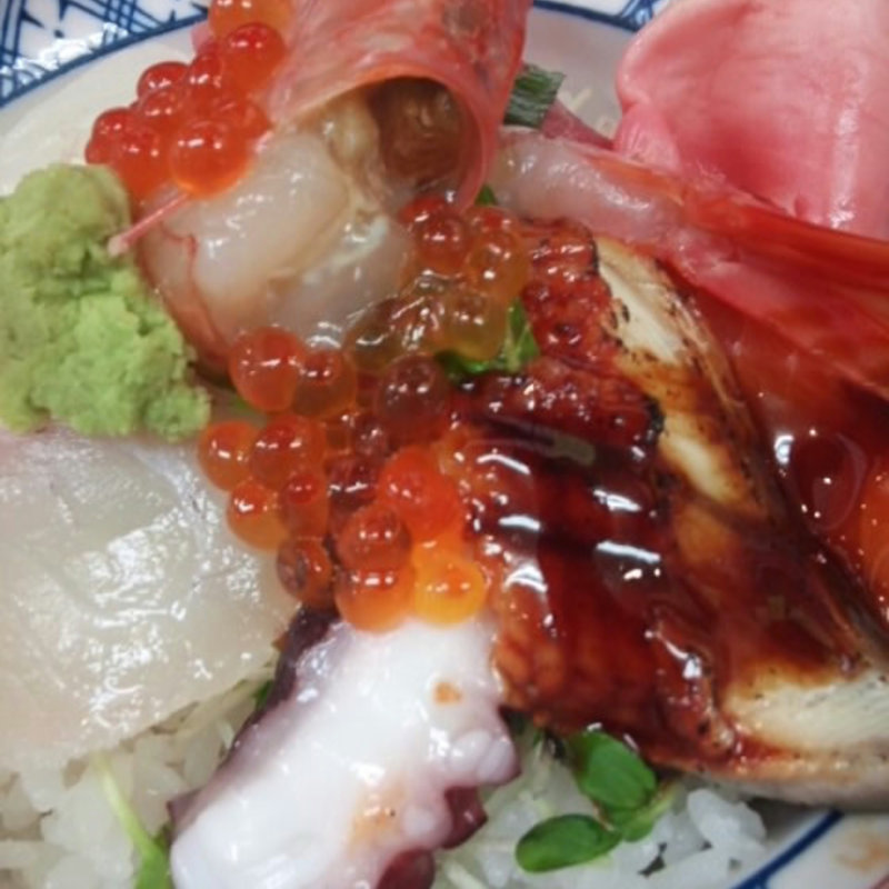 海鮮丼(上)(わら焼きと寿司 駅前 六甲道店)