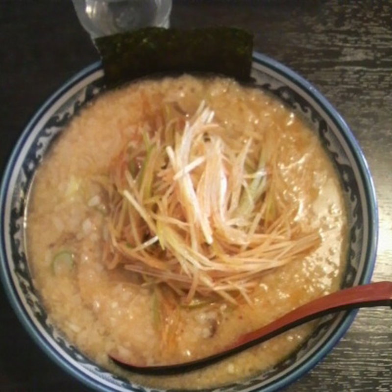 味噌豚骨ラーメン（中盛）＋ピリ辛ネギトッピング(活力豚骨ラーメン　大成屋 （おおなりや）)