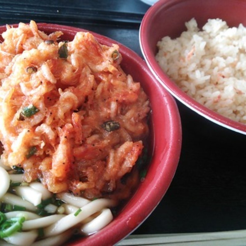 かき揚げそば・うどんと
桜えび炊き込みごはんセット(浜のかきあげや)