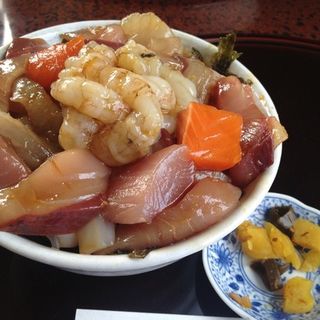 幻のモサエビ乗った海鮮丼(海 （魚料理）)
