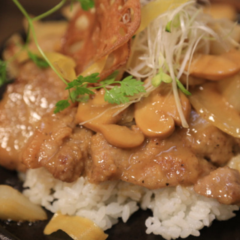 豚肩ロースの鉄板丼(海坊厨 （ウミボウズ）)