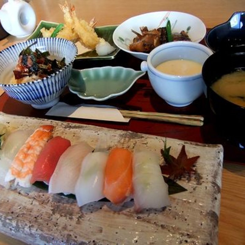 握り鮨と天麩羅の膳(海峯魯　百閒)