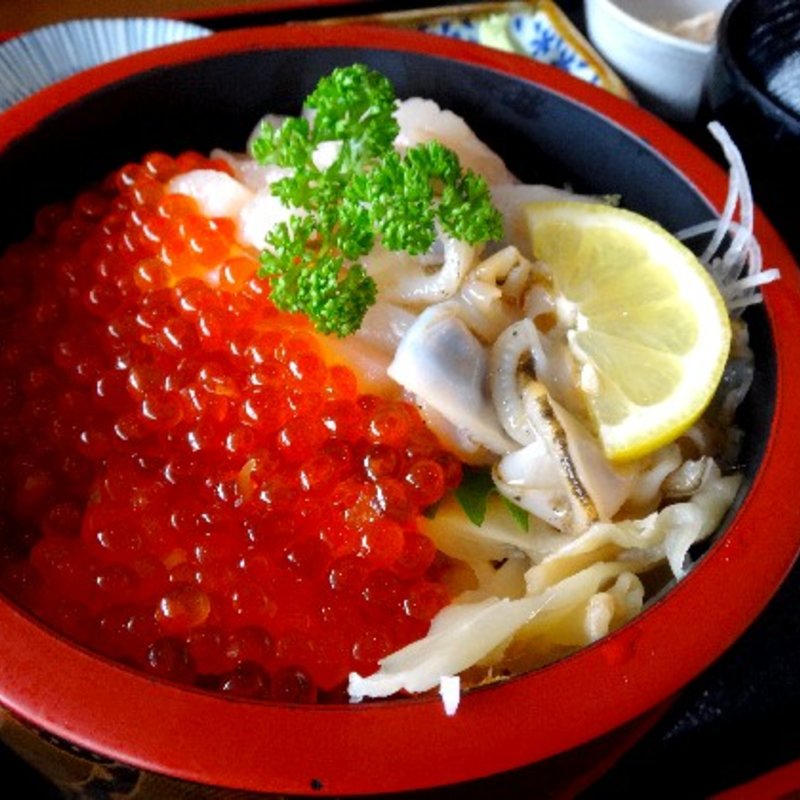 活ホタテとイクラの二色丼(レストラン 海幸)