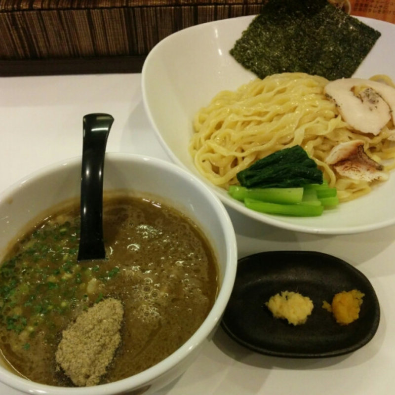 濃厚真鯛白湯と重厚煮干のWつけ麺(海老そばまるは )