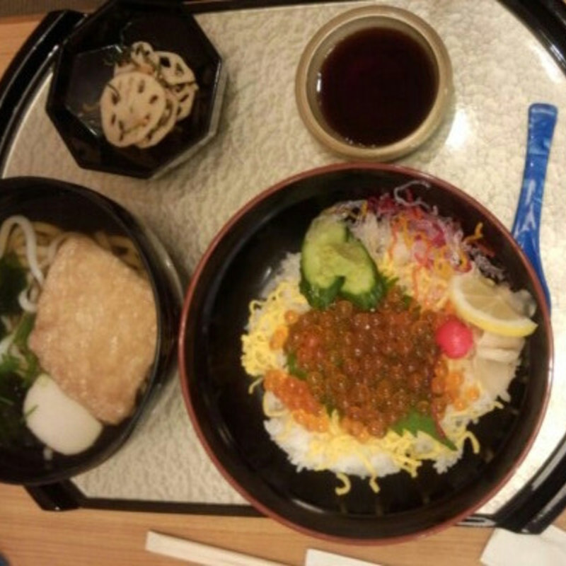 いくら丼とうどんセット(きとら 淡路夢舞台店)