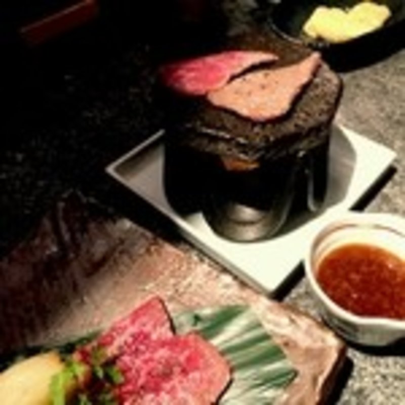 淡路牛のサーロイン溶岩焼き(淡路島と喰らえ 新宿西口店 )