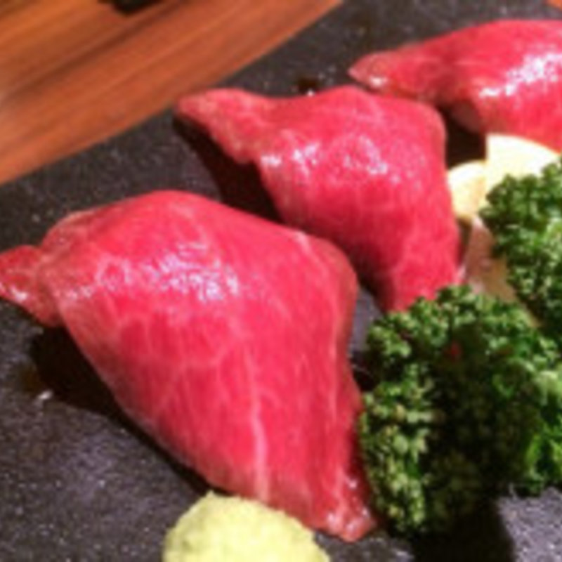 伊万里牛のレアステーキ握り(清江苑 池袋西口本店)