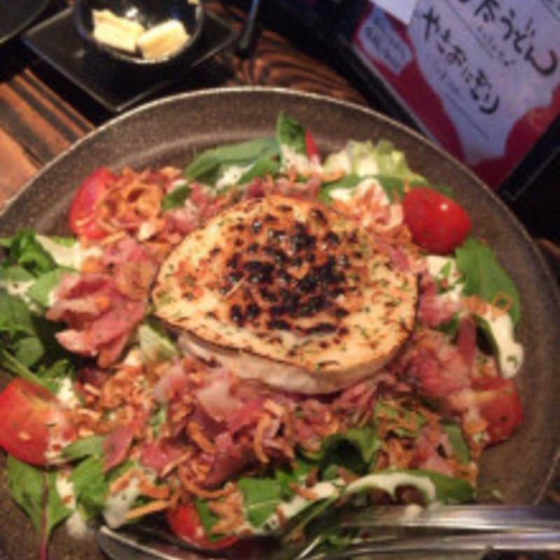 焼きカマンベールチーズとカリカリベーコンのサラダ(満月堂)