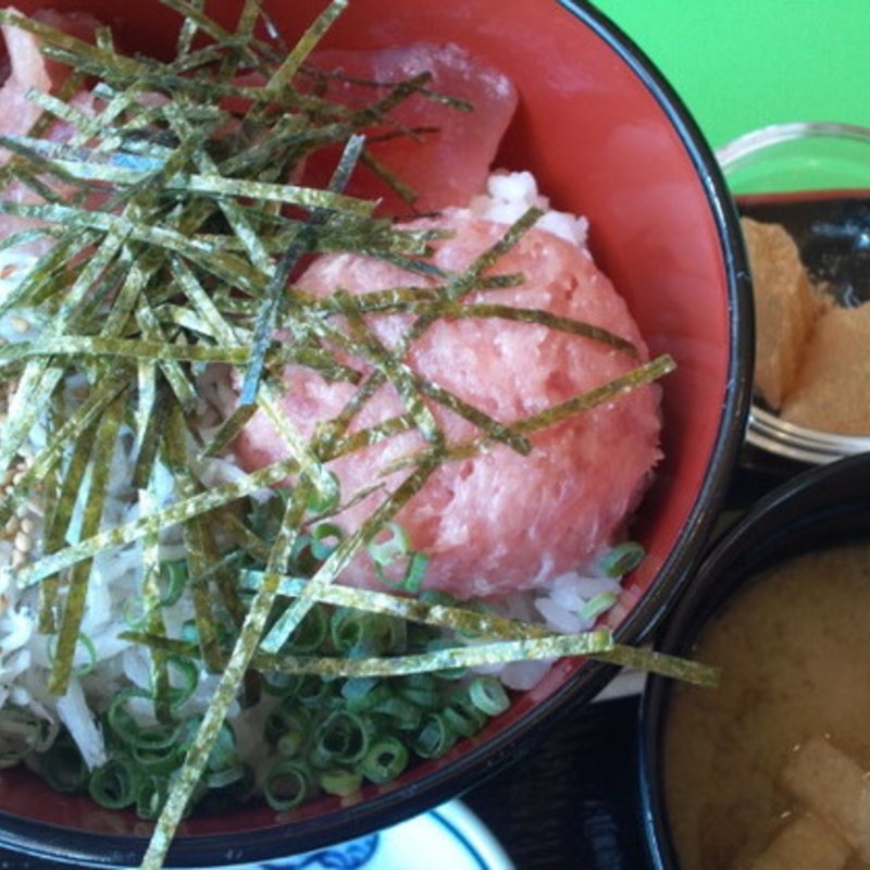 まぐろのたたきとまぐろの切り落としと釜揚げしらすの3種盛り丼(潮騒料理　哉介 )