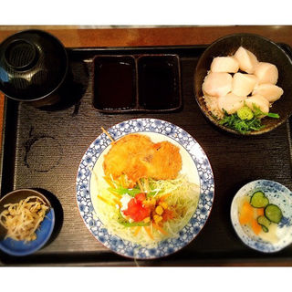 オホーツク産 生ホタテ丼と揚げ物定食(AKARI DINING （アカリダイニング）)