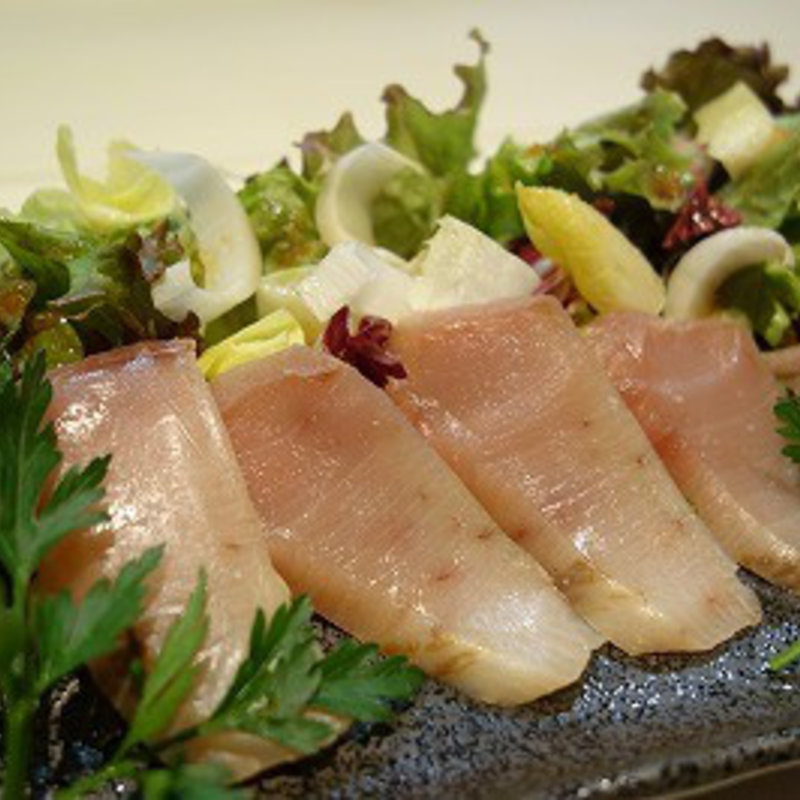 スモークぶりのサラダ仕立て(炙 （Aburi）)