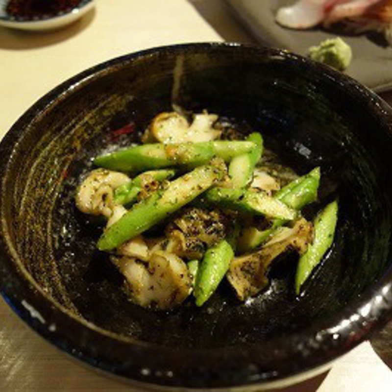 つぶ貝とアスパラのガーリックバター(炙 （Aburi）)