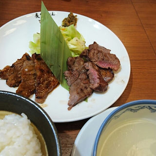 牛タンと上カルビ焼きの定食(炙り牛タン万)