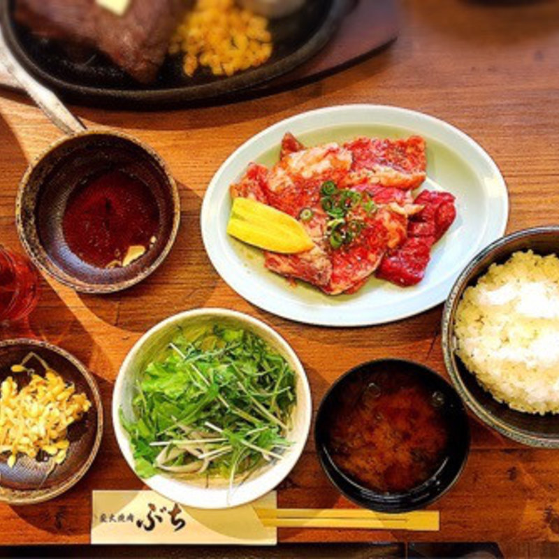 赤身盛り込みランチ(炭火焼肉ぶち赤坂店)