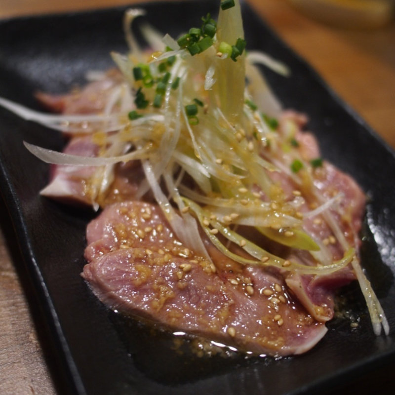 炙りタン刺し(炭火焼肉ホルモン みなみ)