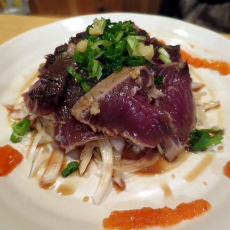 戻りカツオのたたき(炭火焼鳥　たくま )