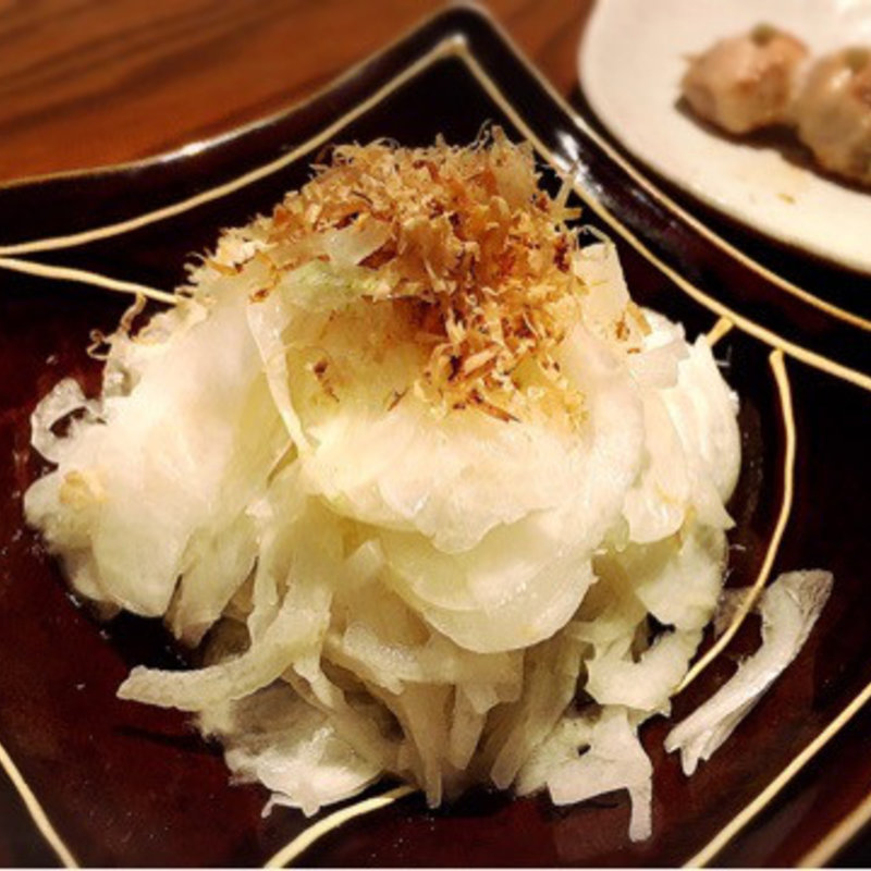 空飛ぶ新玉ネギ（そらとぶしんたまネギ）のサラダ(炭火道場別邸)