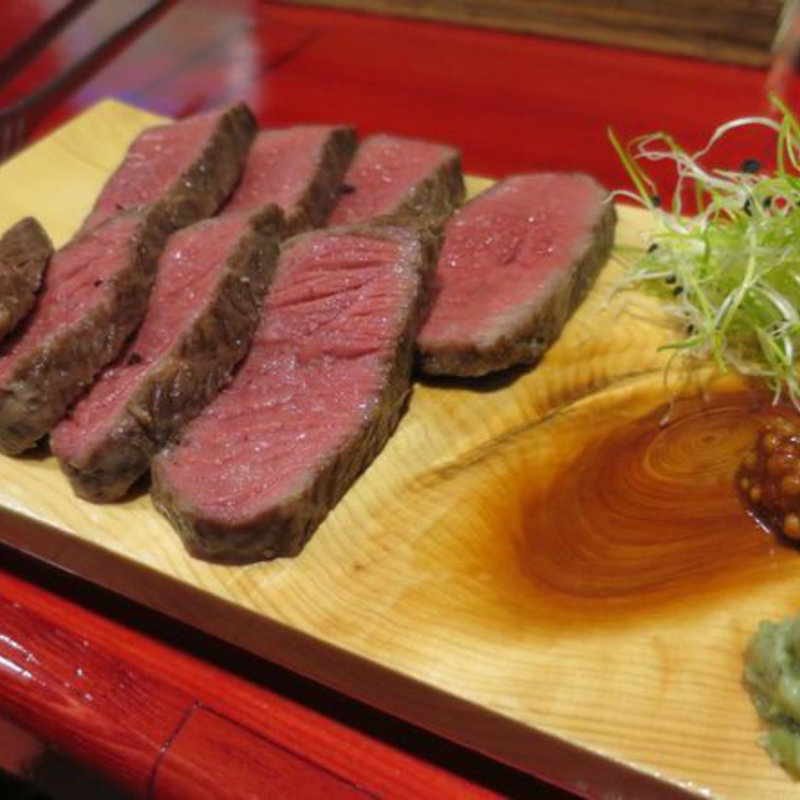 もも肉の肉塊焼（ハーフ）(炭焼塩ホルモン『あ』西明石酒場)