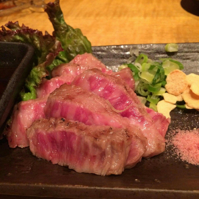 名物！和王牛ヒウチのたたき(中華と鮮魚と和酒の店 なごみ家)