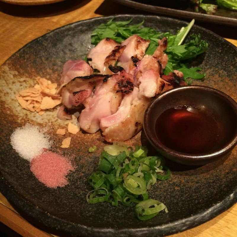 皮パリパリの阿波尾鶏ももたたき(中華と鮮魚と和酒の店 なごみ家)