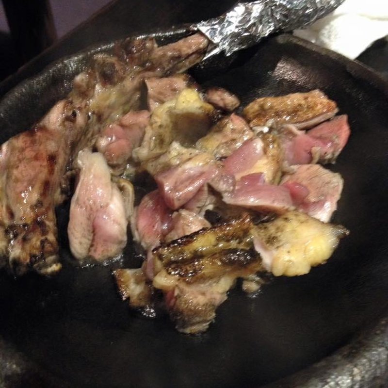 骨付鶏もも炭火焼(焼鶏あきら 中目黒本店)