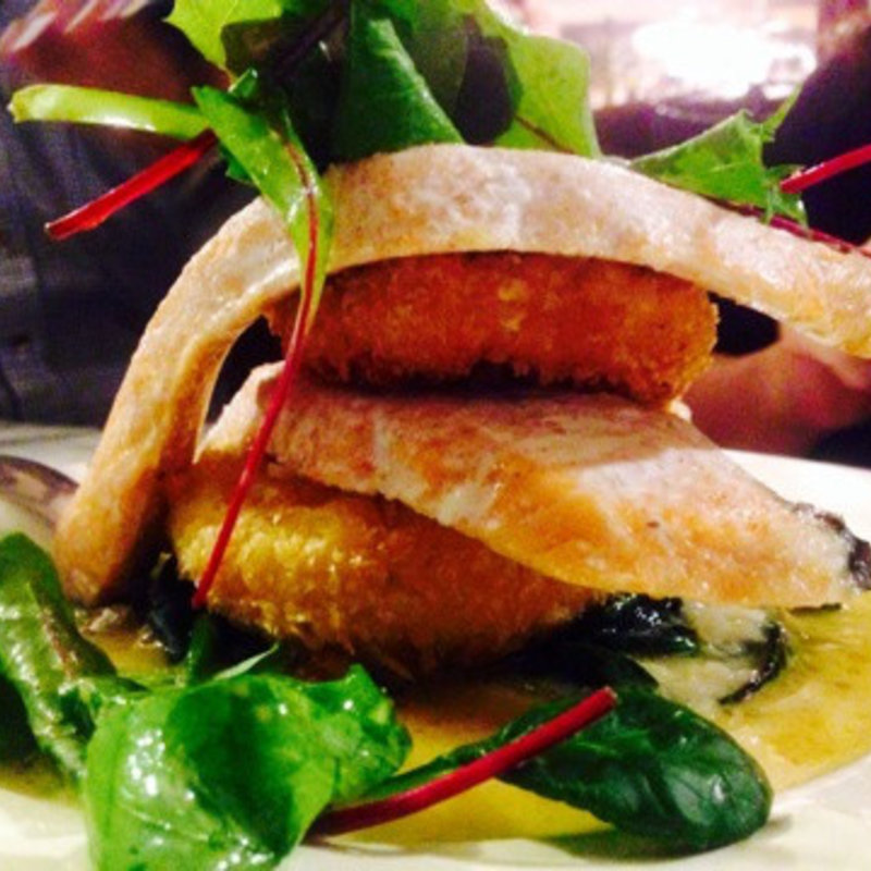 サーモンとコロッケのミルフィーユ(煮こみや なりた)