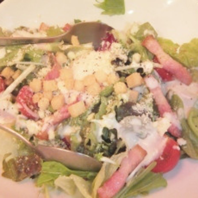 燻製ベーコンのシーザーサラダ(吉祥寺っ子居酒屋 燻し家もっくん)