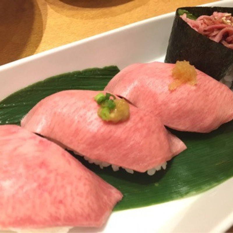 ﾀﾝの握り(牛タン炭焼 利休)