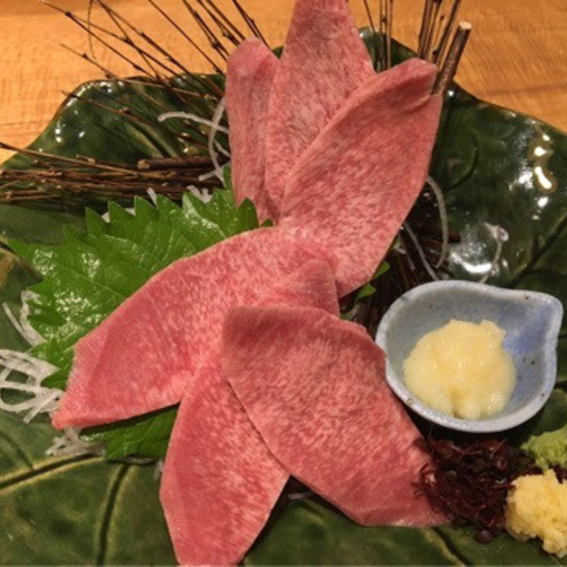 ﾀﾝ刺し(牛タン炭焼 利休)