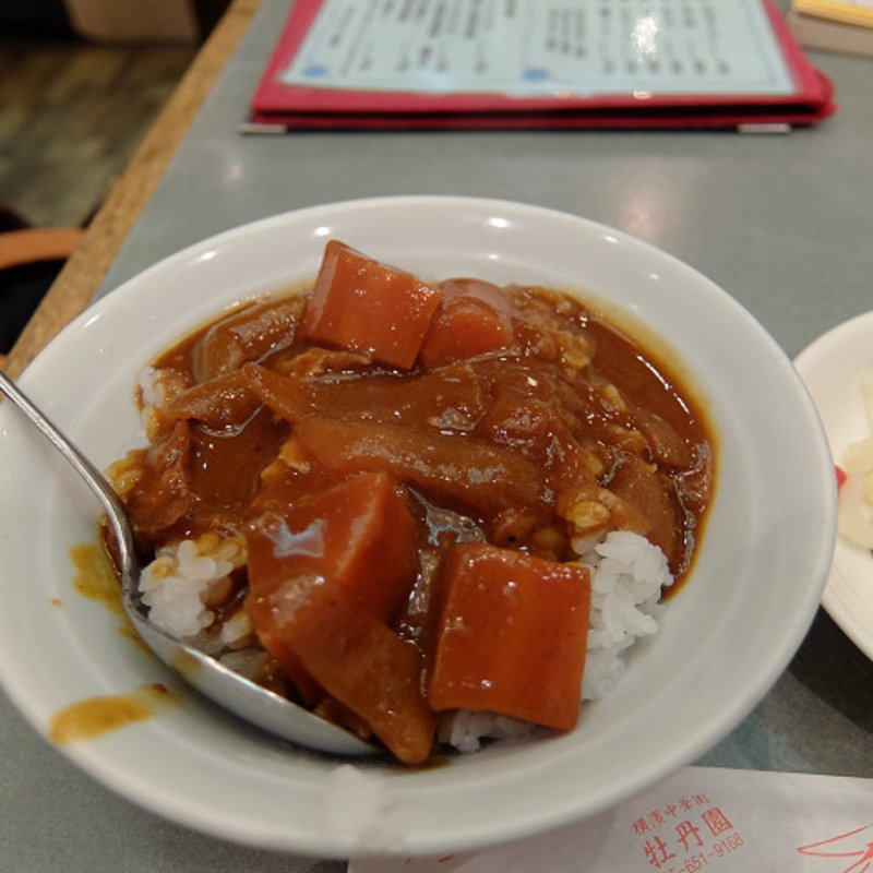 牛バラ茶碗カレーと五目そばのセット(牡丹園)