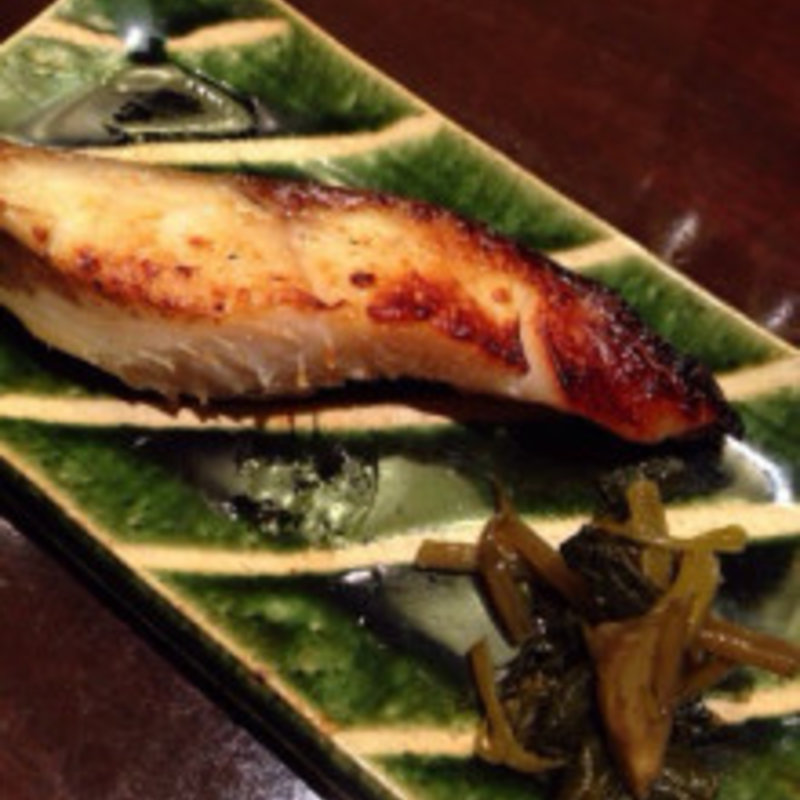 銀ダラの味噌焼き、茎わさびの佃煮添え(田中田)