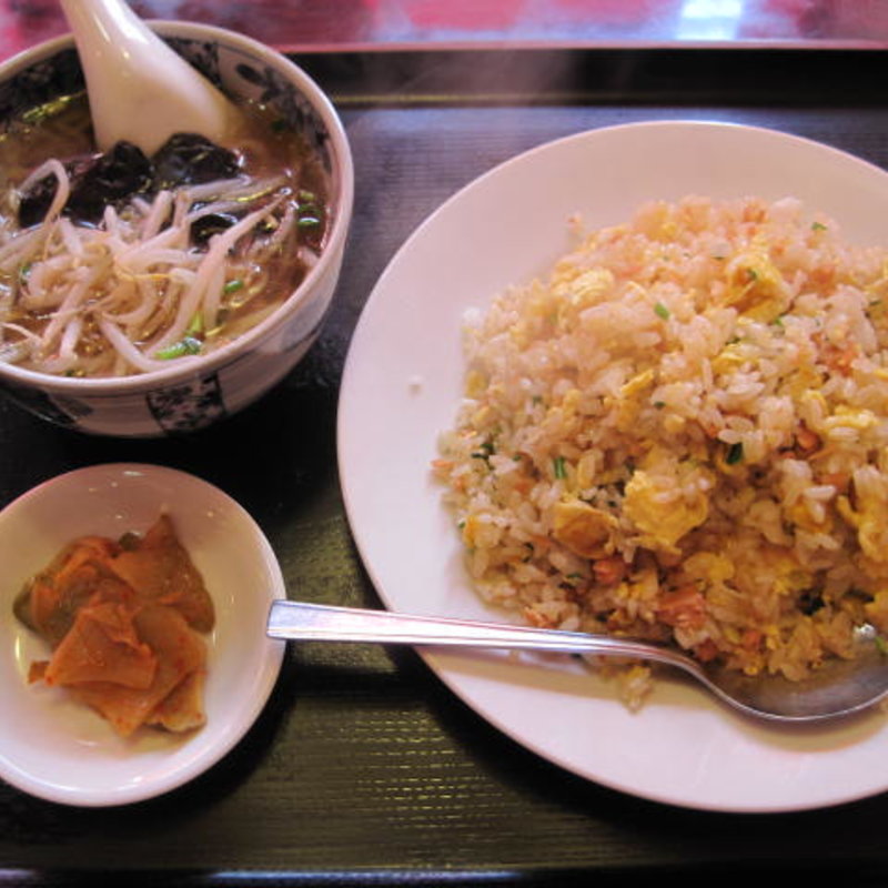 鮭チャーハンと半ラーメンのセット(台湾屋台料理百楽門南流山店)