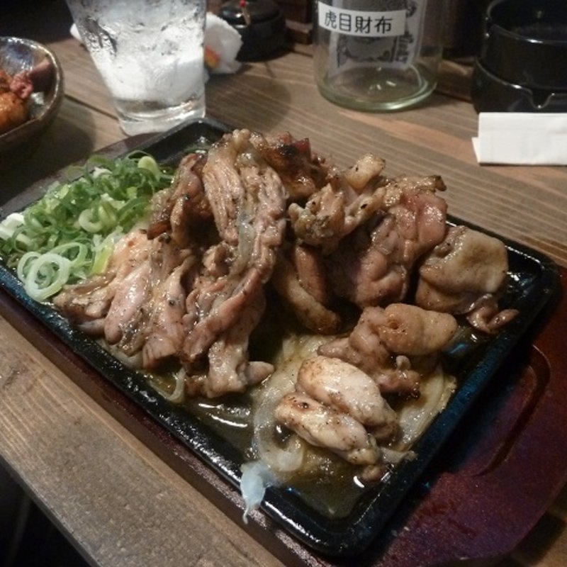 炎の真骨鳥せせりと親鶏モモの篭焼きコンボ(食堂よこやま)